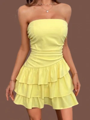 Snygg gul volangklänning - Söt gul axelbandslös klänning med volanger. Köpt från second hand butik och finns tyvärr ingen lapp. Skulle säga att den är i strl xs/s! 💛 Postar inom 24h📦