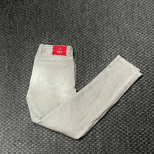 Grå jeans från Goldgarn - Snygga grå jeans från Goldgarn med en modern look. Sitter perfekt runt benen och har riktigt sköna slitningar och paint splatter! Skriv vid funderingar😁