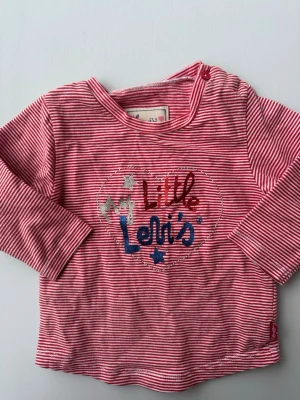 Randig långärmad topp från Levi's - Söt långärmad topp från Levi's med röda och vita ränder. Framsidan har broderad text 'Little Levi's' med stjärnor och hjärta. Tillverkad i mjuk bomull och har knappdetalj vid axeln för enkel påklädning.