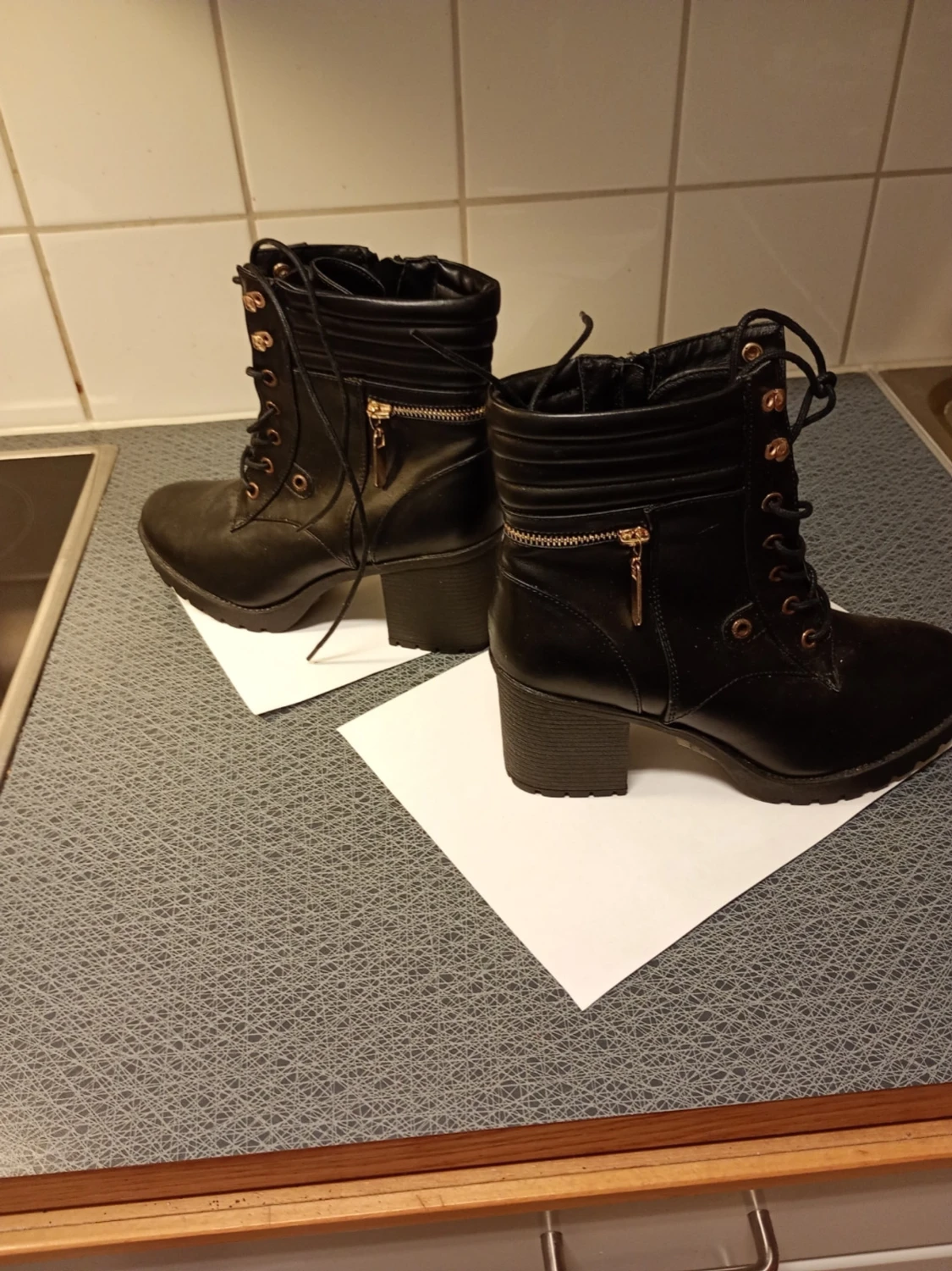 Svarta boots med klack och snörning stl 39  - 4