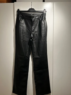 PU skinnbyxa - Säljer dessa byxor från Bikbok. Aldrig använda. Mellanhög midja och raka ben. 