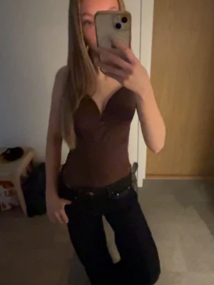 H&M body - Säljer den kända och helt slutsålda bodyn från H&M. Endast använd en gång men säljer pga att den egentligen är för stor för mig. Jättebra skick, färgen brun (brun/beige/rödaktig) och i storlek M. Köptes för 299 men högt pris pga att den är så efterfrågad 🤗