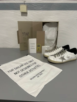 Golden Goose - Säljer ett par jätte snygga skor från Golden Goose som har endast använts några få gånger så nästan som nya. Skorna medföljer med allt på bilden så som tag,papper, bag och box. Priset kan diskuteras vid snabb affär 