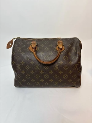 Louis Vuitton Speedy 30 - Säljer denna snygga Louis Vuitton speedy 30 väska! Väskan är i fint vintage skick! Lås medföljer ingen nyckel!