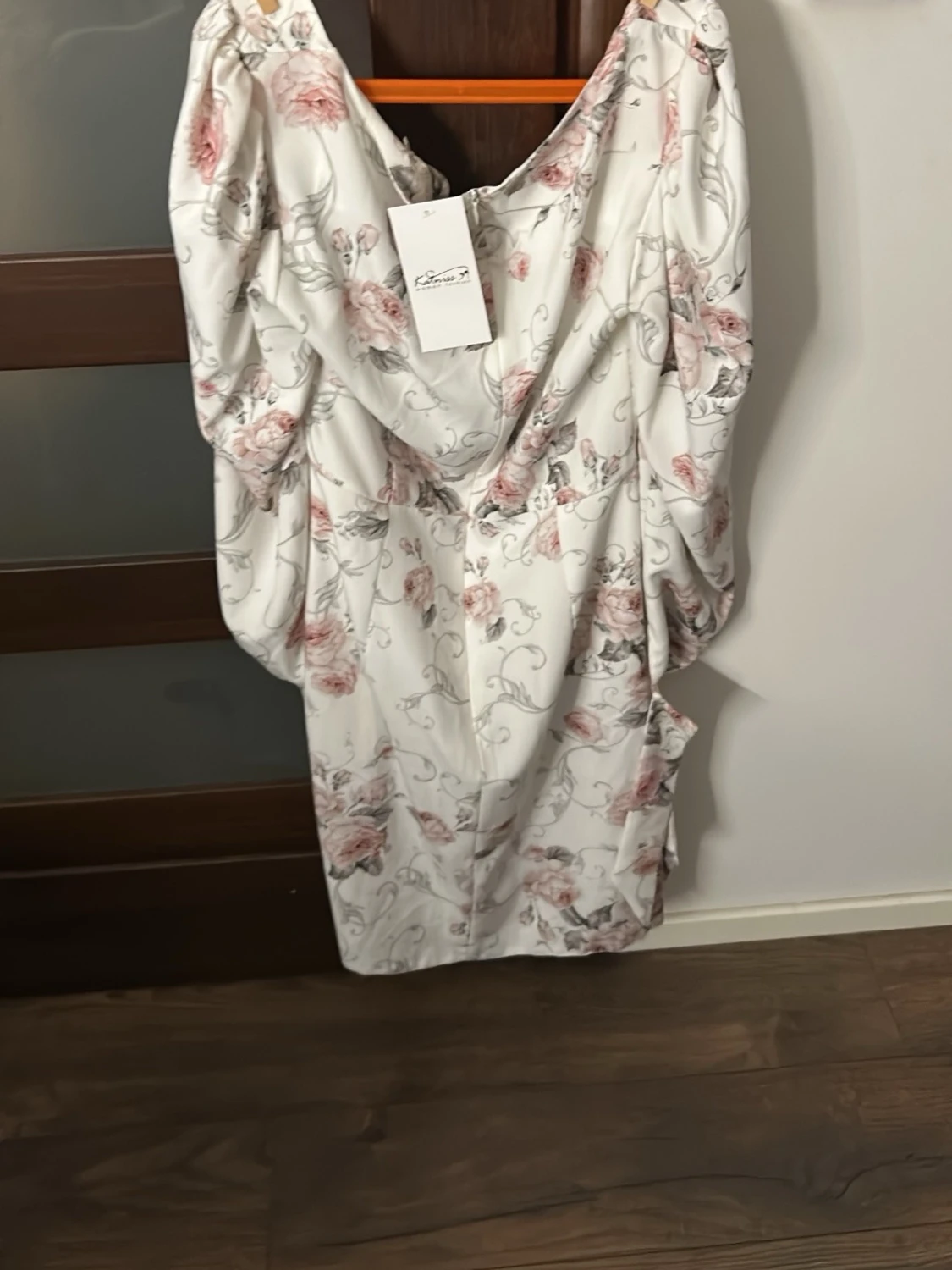 Blommig vit klänning med drapering - 2