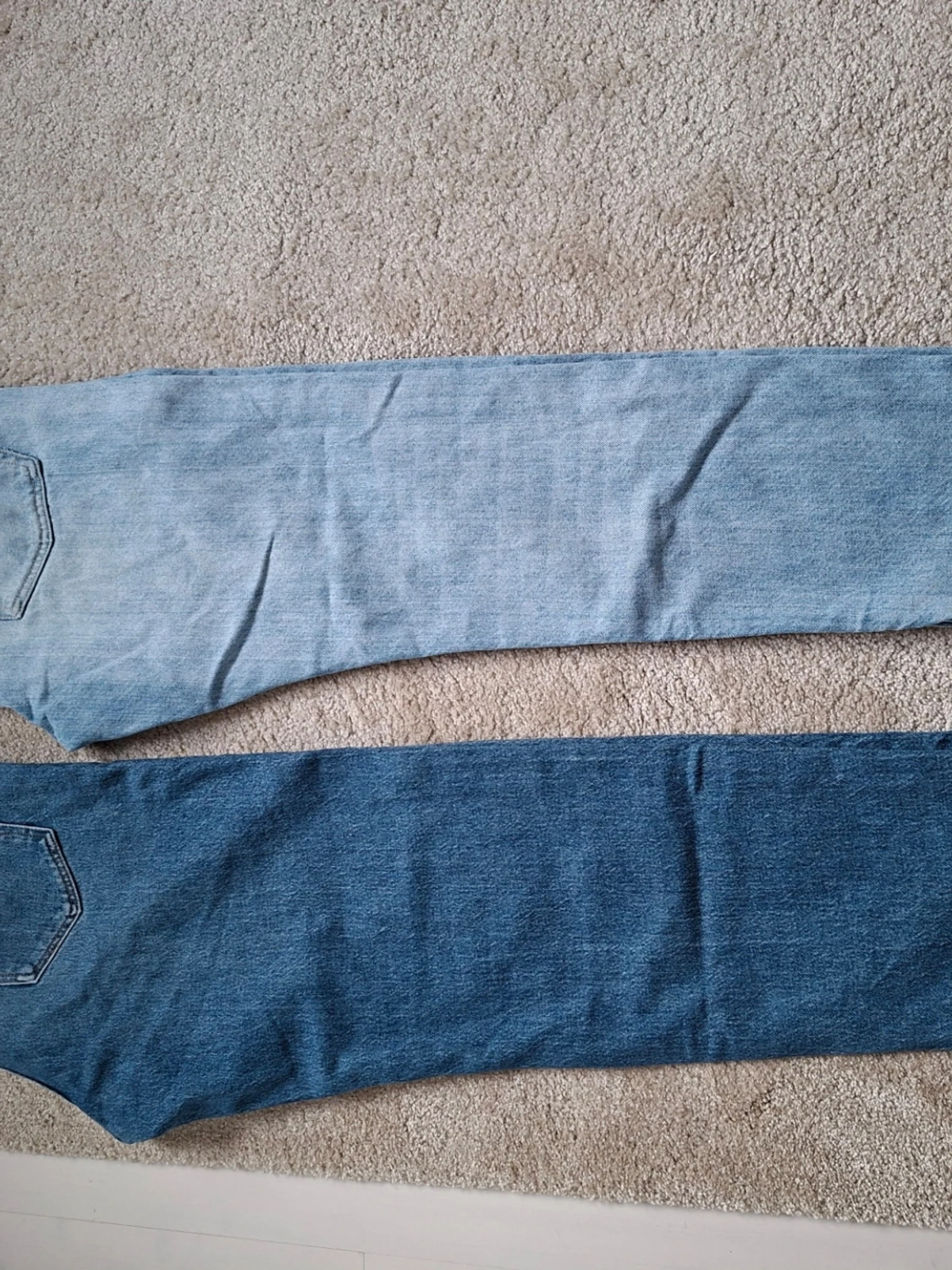 Två par raka jeans i blå nyanser