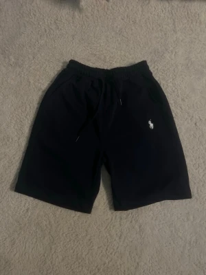 Ralph Lauren shorts - Snygga ralphlauren shorts i mörkblå. Helt felfria i toppskick