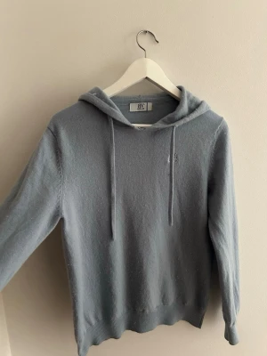 Cashmere hoodie - Tja, säljer denna feta cashmere hoodie från bvaldi och den passar dig som är ca 175cm lång. Hör av dig vid intresse.