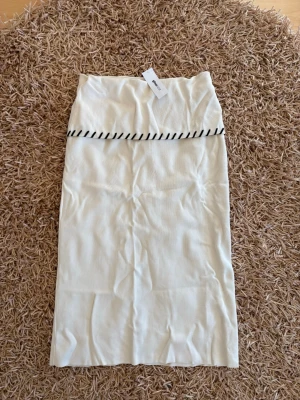 Kjol M oanvänd med prislapp  - Storlek M pris 249kr