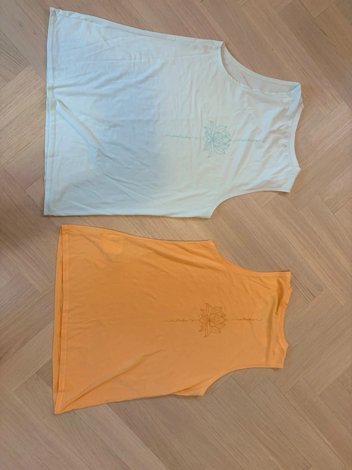 Två ärmlösa linnetoppar med blomtryck - 1