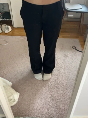 Svarta kostymbyxor från Bik Bok💕 - Modellen Vera❣️Knappt använda men något uppsydda och har en innerbenslängd på 70cm. Syns ej att de är uppsydda. Inget fel på de kommer ej till användning bara💞(köpta för 500)