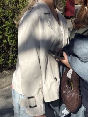 Beige trenchcoat🫶🏼 - Superfin trenchcoat från Nelly. Så fin färg och i bra skick!! Nypris: 699kr! Inga defekter förutom att ”spännena” har jag tappat bort (kolla sista bilden hur det ser ut, inget som märks!!) Alla bilder är mina!🩷🩷