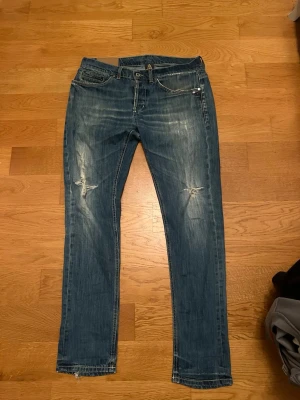 Blå slitna jeans från Dondup - DonDup jeans i väldigt gott skick och personen på bilden är 188 cm  78 kg. Köpta för runt 3000 och säljs för 599. Mer frågor eller bilder är det bara att ställa 