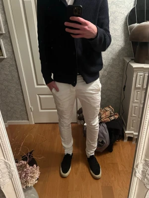 Vita slim fit jeans DonDup  - DonDup jeans i väldigt gott skick och personen på bilden är 188 cm  78 kg. Köpta för runt 3000 och säljs för 599. Mer frågor eller bilder är det bara att ställa 