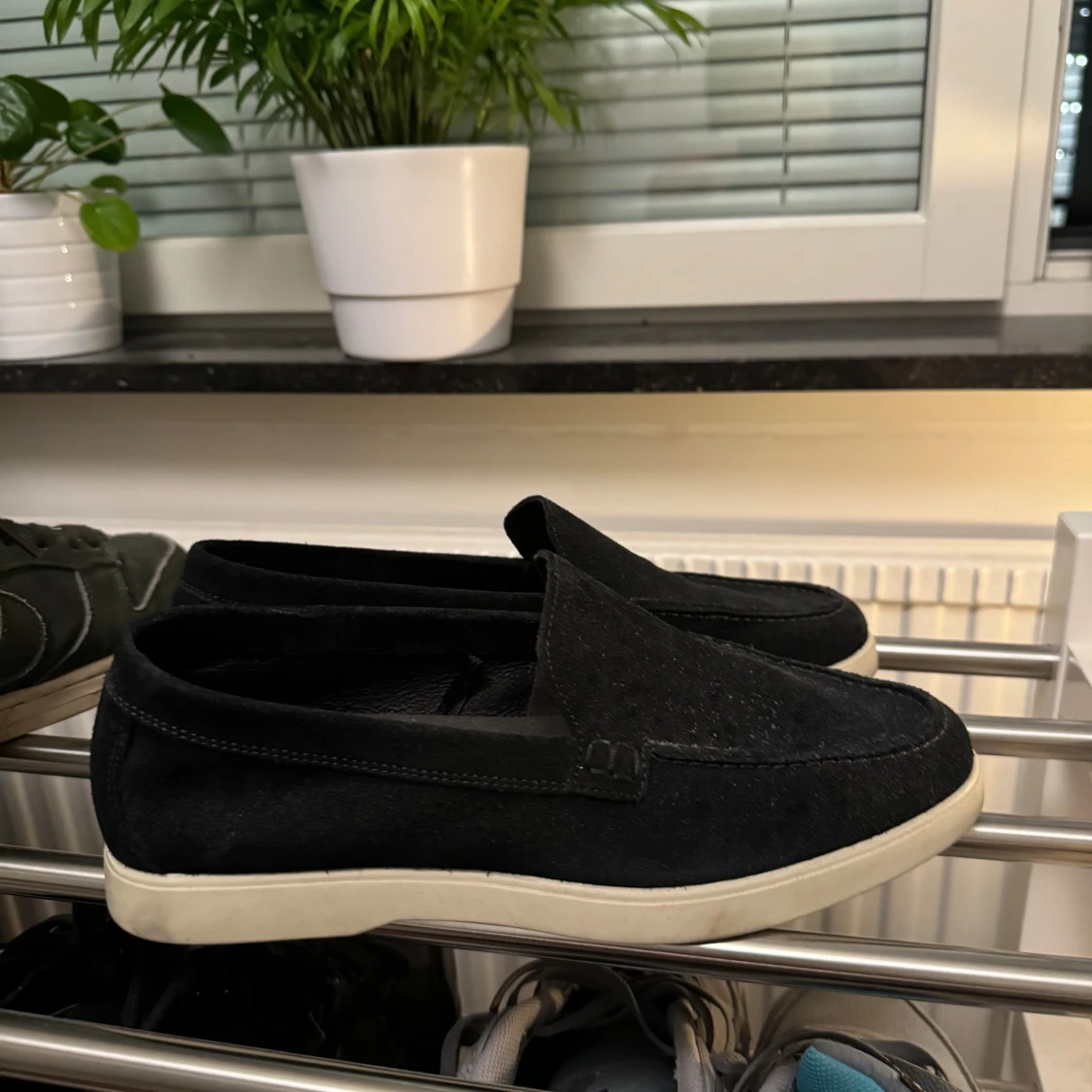 Svarta mockaloafers från Massimo Dutti - 1