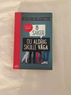 8 saker du aldrig skulle våga💞📖 - Ungdomsroman med färgstarkt omslag i rött och blått, skriven av Eva Susso och Moa Eriksson Sandberg. Boken handlar om utmaningar, vänskap och mod, och riktar sig till unga vuxna. Perfekt för dig som gillar spännande och ärliga berättelser. 