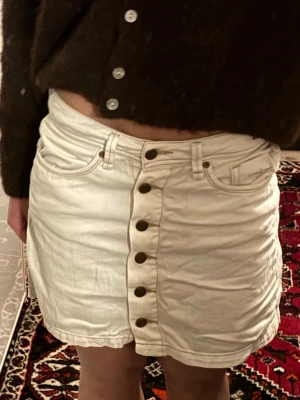 Vit jeanskjol pepe jeans - Vit jeanskjol från pepe jeans:) lågmidjad/lowwaist.