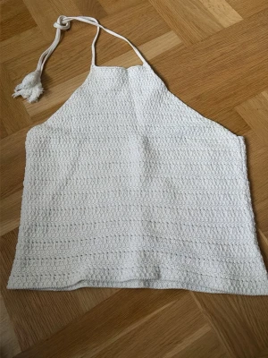 Vit virkad halterneck topp - Väldigt fin till sommaren eller bara till middag eller fest 🎉 