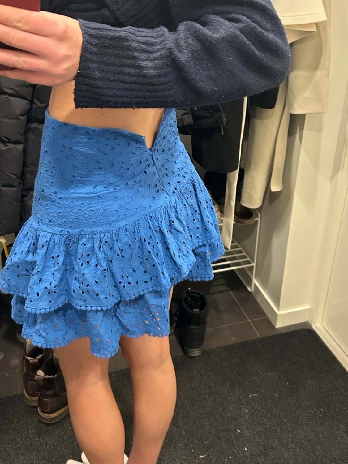 Blå volangkjol med broderade detaljer - 1