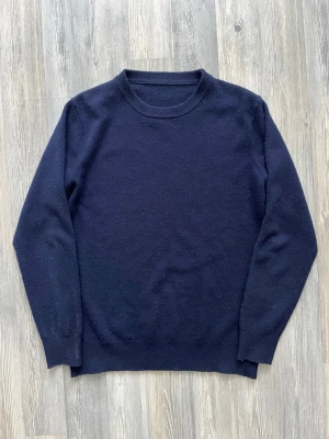 Merino tröja - Säljer nu denna feta merinoull tröja i storlek S (unbranded). Det står ingen storlek på den men sitter bra på brorsan som är runt 180. Skriv gärna vid frågor eller funderingar🙌😇