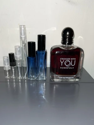 Emporio Armani Stronger With You powerfully parfym sample 1ml/2ml/3ml/5ml/10ml/20ml - Emporio Armani Stronger With You Powerfully Parfym sample 1ml/2ml/3ml/5ml/10ml/20ml. Priser:1ml=20kr 2ml=40kr 3ml=59kr 5ml=90kr 10ml=180kr 20ml=350kr