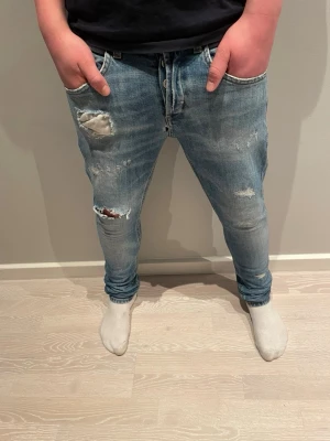 Dondup - Säljer ett par riktigt fina dondup jeans i storlek 28. Modell: Ritchie.  Tveka inte på att höra av er vid frågor och funderingar😃 tar även emot byten om ni har nått intressant,skick: 7/10