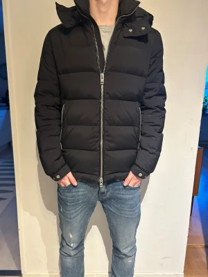 Svart J.Lindbergh jacka - Intressekoll på vad folk skulle betala eller erbjuda i byte för denna J.lindbergh jacka i storlek M. 