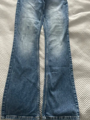 Blå bootcut jeans med slitningar - superfina blåa jeans med slitningar🥰 använda fåtal gånger! i storlek 170 men passar som xs ❤️