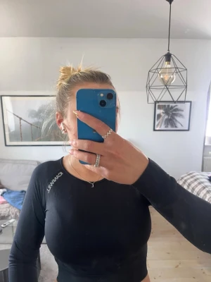 Svart långärmad crop top från ICIW - Svart långärmad crop top från ICANIWILL med logga på axeln och nacke! Något nopprig därav priset 