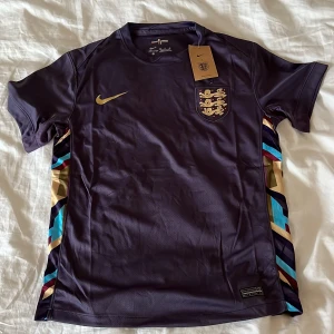 Lila England Nike matchtröja - Säljer en utav Englands snygga matchtröjor. Tröjan är i mycket bra skick då den inte passade mig.