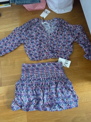 Mönstrat set från Zara - Säljer ett oanvänt set från Zara!