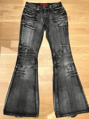  Black Wash Flare Jeans - Jaded London Black Wash Bootcut/Flare Jeans Storlek W26 Mått rakt över midjan: 37cm ~ Innerbenslängd: 87cm ~ Längd på hela jeansen: 112cm ~ Helt nya, Endast testade och de passade inte! Priset kan diskuteras och sänkas!