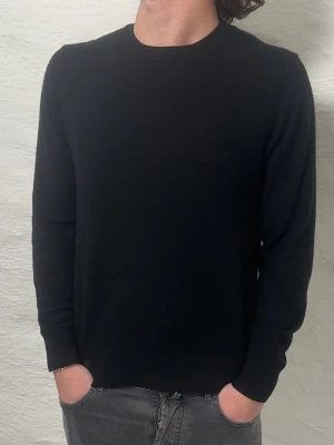 Kashmirtröja  - Svart 100% Kashmir tröja från uniqlo. Inga hål elr dylikt 