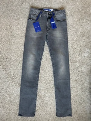  Jacob Cohen bard jeans - Snygga cohens i storlek 28 men passar 29 modell är bard. Jeansen är helt nya (tagsen tog jag av) skriv vid funderingar 