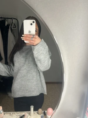 Grå stickad  - Väldigt nytt skick 