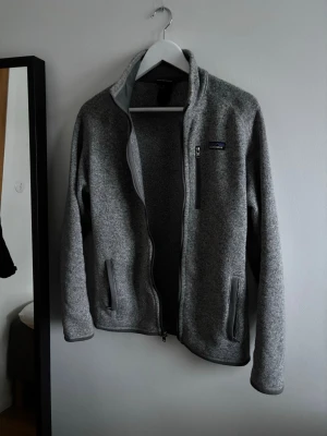 Patagonia Fleece - Mysig grå fleecejacka från Patagonia. Storlek S. Väldigt bra skick. Skriv vid frågor eller funderingar 