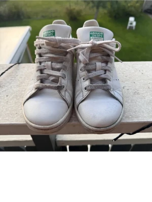 Stand smith - Säljer ett par stand smith i bra skick som ej kommer till användning! Bilder kan skickas ( lånad bild)