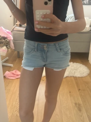 Jeanshorts  - Från Nelly , köpa för typ 450 om jag minns rätt. de ser nya ut inga defekter 🫰🏼pris kan diskuteras 