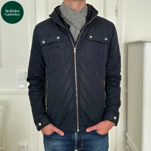 Quiltad Jacka från Selected Homme  - Quiltad Jacka från Selected Homme | Storlek: M - Skicket på jackan är väldigt bra utan defekter - Modellen är 187cm och väger 83kg.