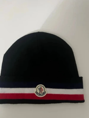  Moncler mössa - Helt ny perfekt för vintern❄️