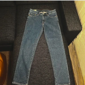 Blå jeansbyxor som liknar hope rush - Tvärfeta jeans som likar hope rush i passformen. Jeansen är i nyskick och inte använda. Pris kan diskuteras