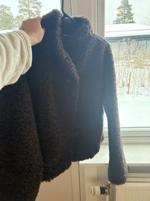 Svart teddyjacka med krage - Från Gina Tricot, Teddy brun. Använt 3 gånger 
