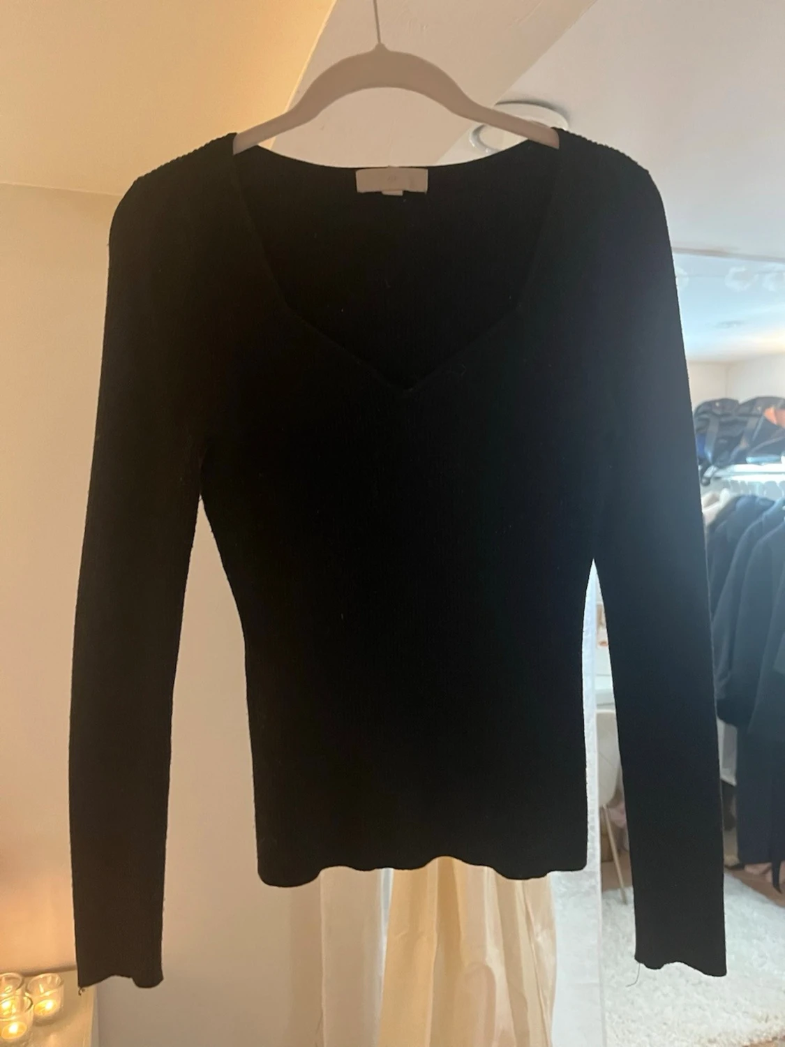 Svart ribbad tröja med v-ringning - 1