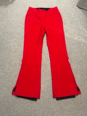 Röda fusalp skidbyxor - Fusalp Tipi Skidbyxor  Nyskick, inga defekter Röda Material: 77% polyamide, 23% polyurethane Storlek: 38 Nypris 5000kr  . Köpt i deras butik i Gstaad