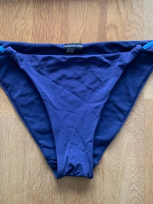 Mörkblå bikiniunderdel från H&M - I nyskick. Storlek 36