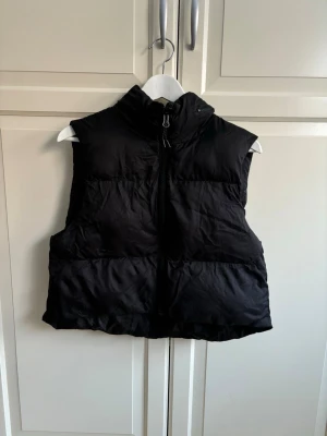 Croppad puffer väst nyskick  - Aldrig använd, i nyskick 