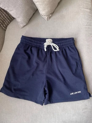 Aimé Leon Doré mesh shorts – strl S (nya) - Helt nya mesh shorts från Aimé Leon Doré. Sjukt eftertraktat streetwear-märke med extrem kvalitet. Perfekta till sommar, gym eller casual outfits.  Öppen för bud! Skick: Nya Storlek: S Färg: Marinblå  Nypris: ca 1299+ kr Pris: 499 kr 
