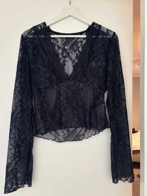 spets topp  - Super fin spets topp, långärmad, hel spets, mörkblå, perfekt till fest, jätte bra skick  