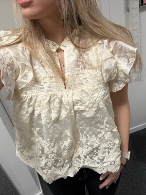Blus GinaTricot - Jättefin, använd enstaka gång så skicket är som nytt 🌸