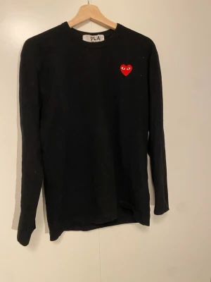  långärmad tröja/ Comme des Garçons - Svart långärmad tröja från Comme des Garçons nästan oanvänd då den växte ur mig innan jag han använda den mycket. Storleken är ganska liten då det är ett japanskt märke den är L men passar M.